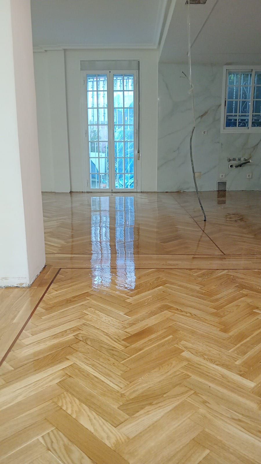 Suelo de madera con acabado brillante