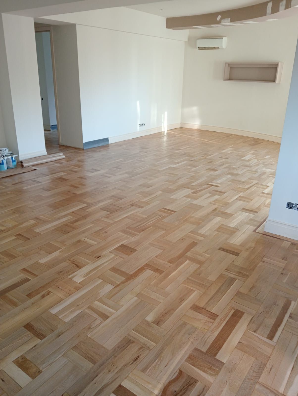Suelo de parquet en espiga sin barnizar