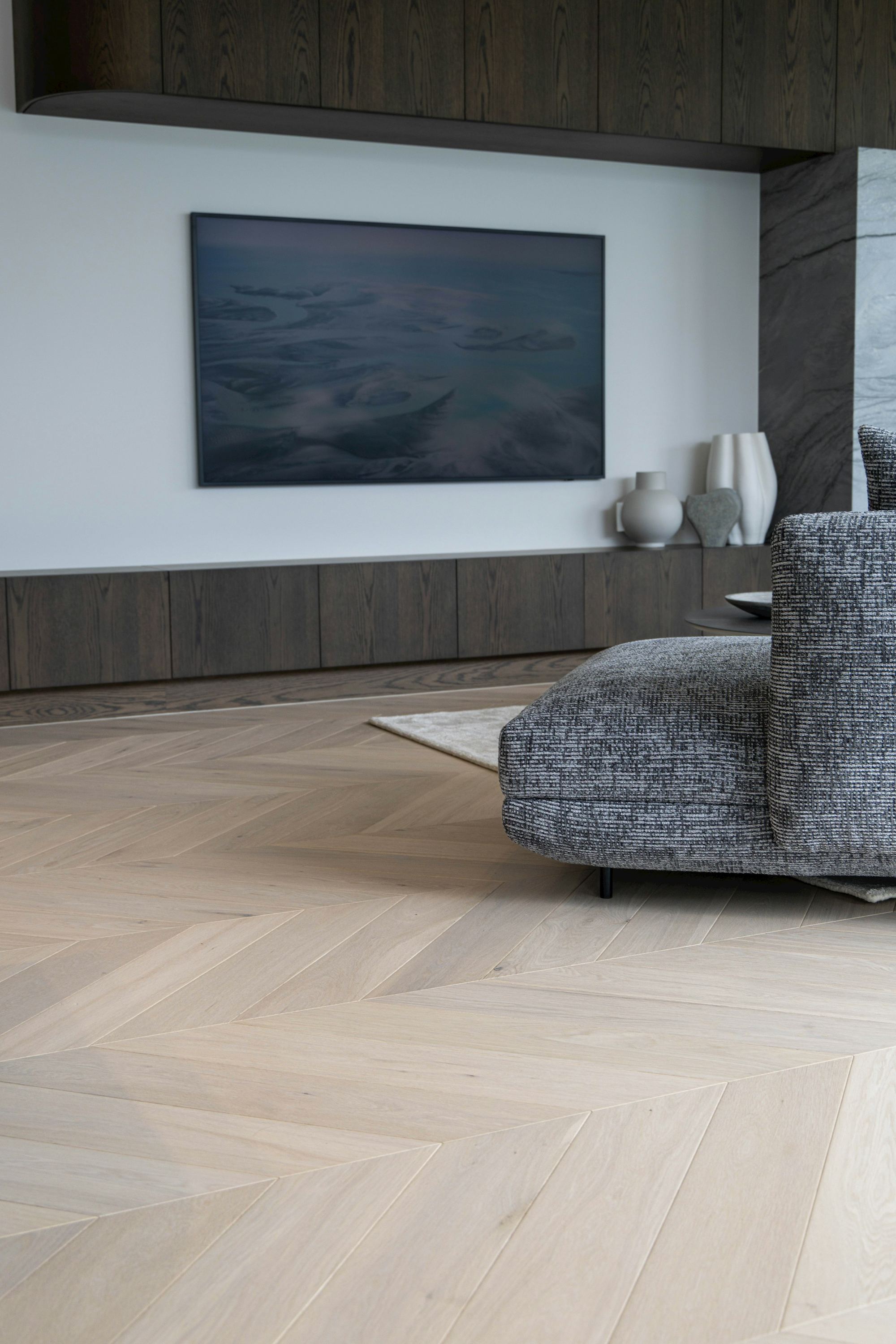 Salón moderno con suelo de madera en espiga