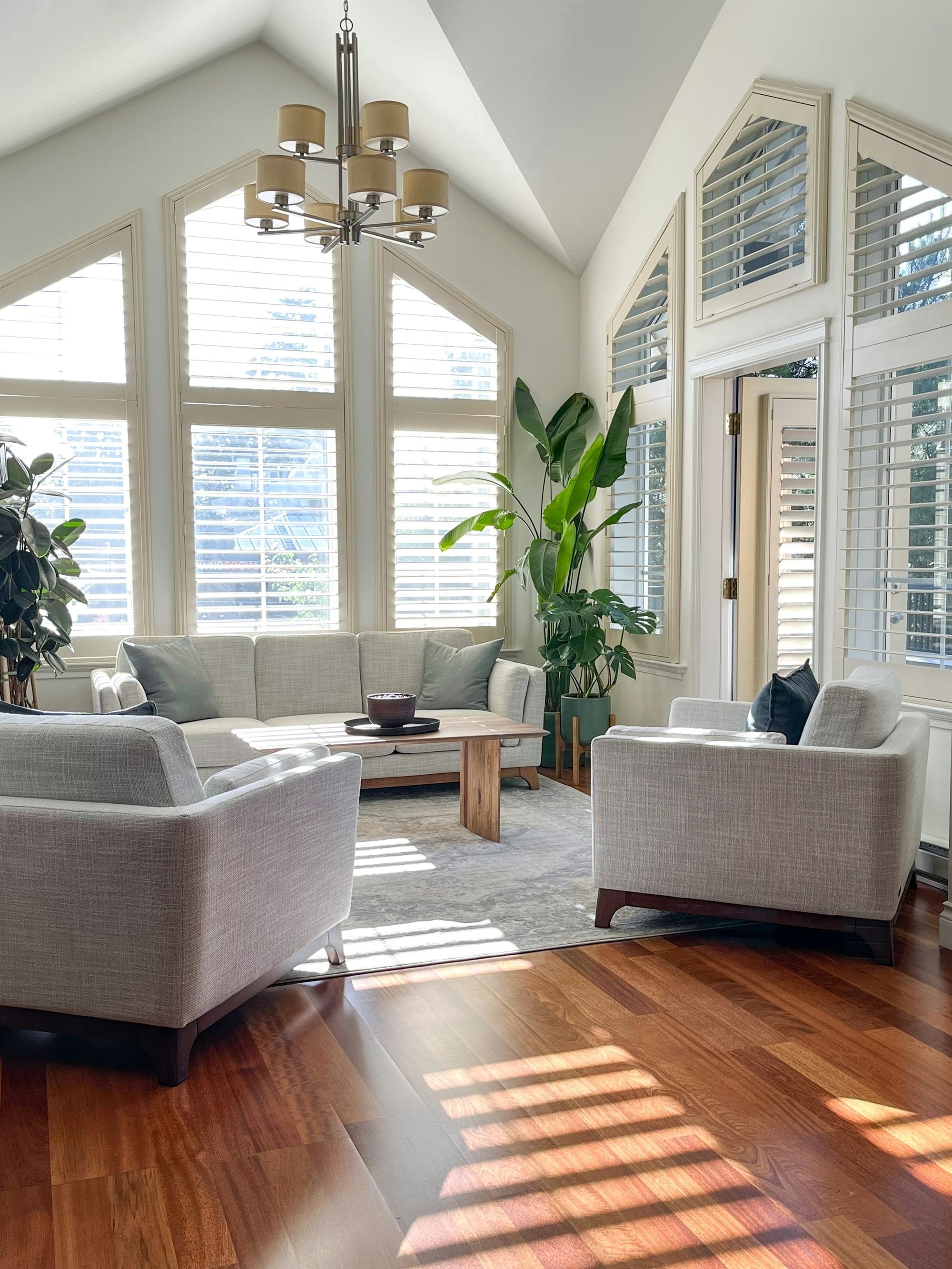 Sala luminosa con suelo de madera tradicional