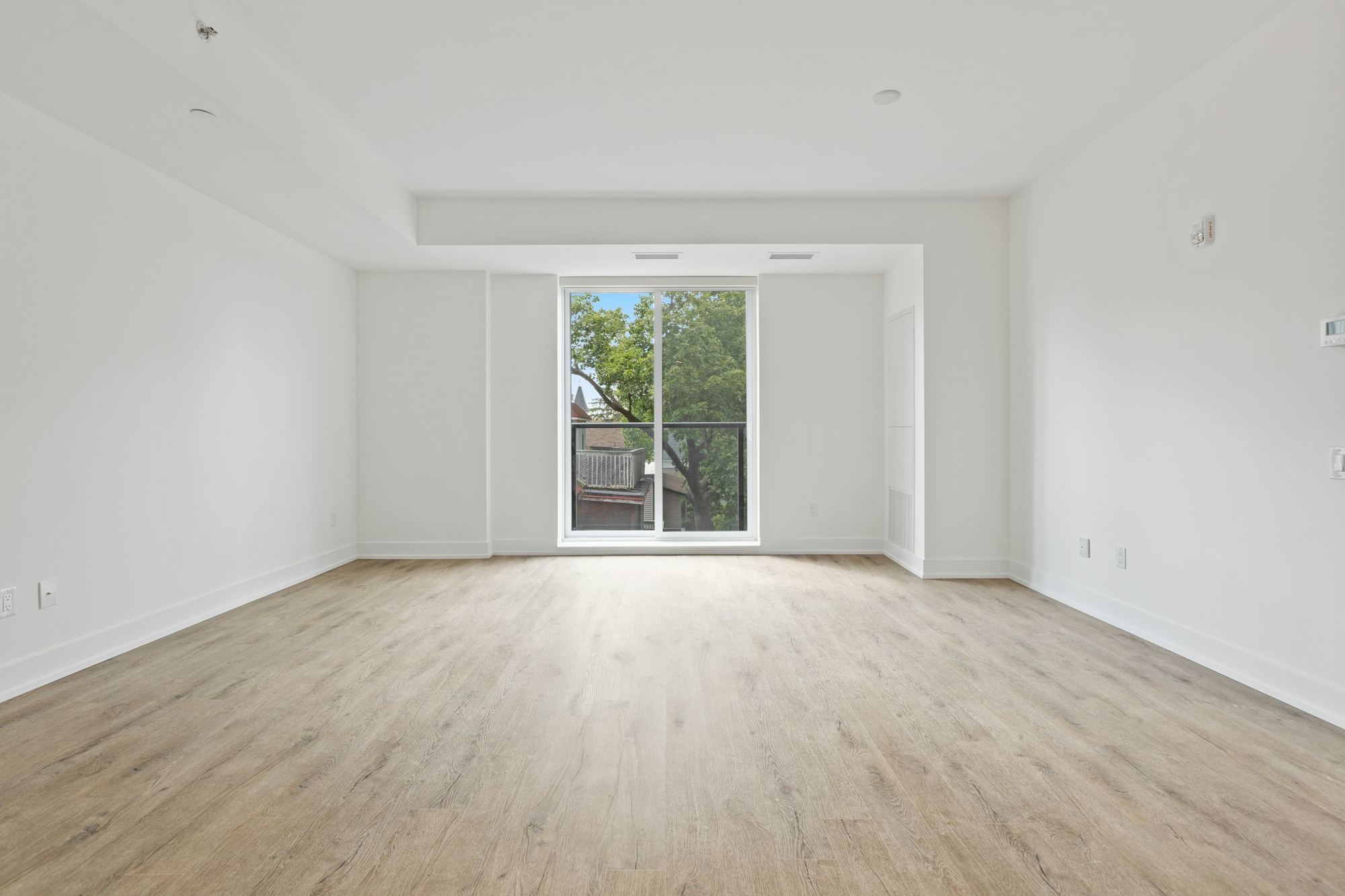 Salón moderno con suelo de madera clara