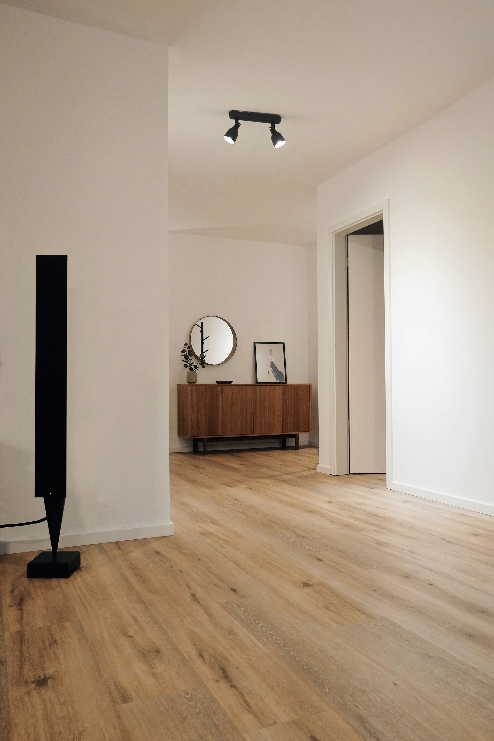 Recibidor con suelo de madera clara