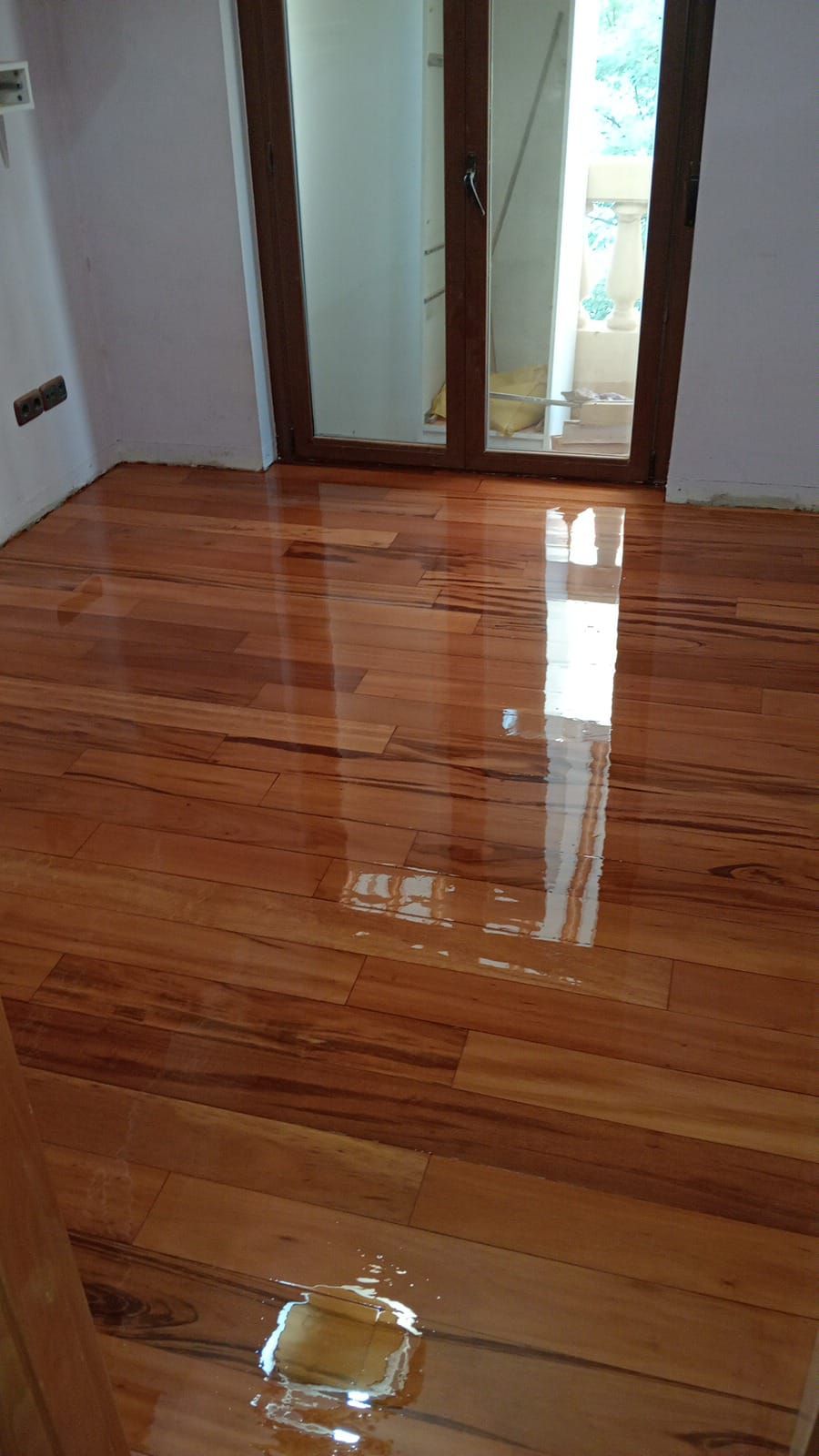 Proceso de instalación de parquet en espiga