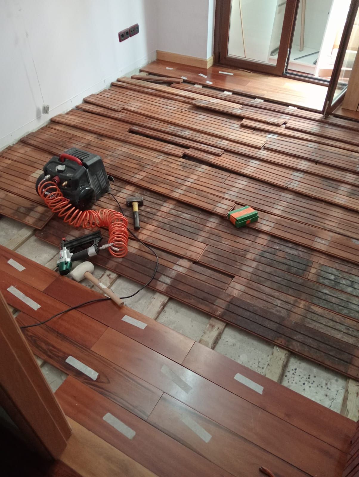 Instalación de suelo de madera maciza